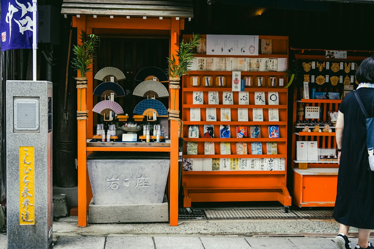 Du khách xem và chọn bùa omamori tại một ngôi đền Nhật Bản