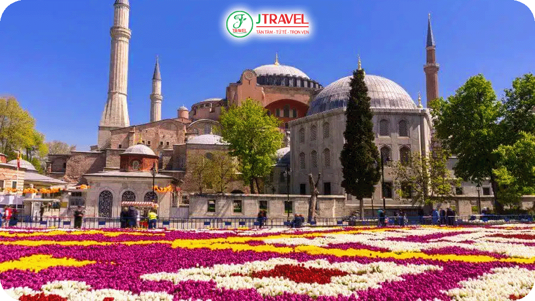 Lễ hội hoa tulip Istanbul (Istanbul Tulip Festival) thu hút hàng triệu khách du lịch quốc tế