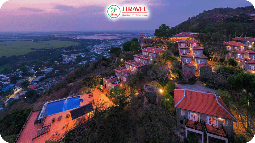 Khách sạn Victoria Núi Sam Lodge nằm trên sườn núi Sam
