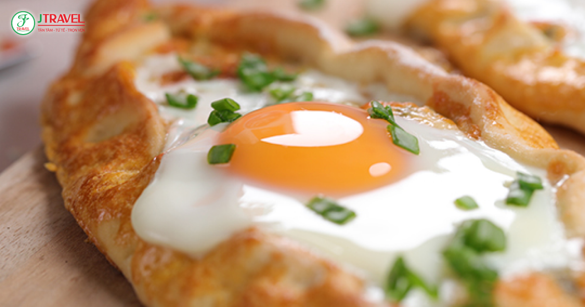 Yumurtalı Pide bánh trứng hình con thuyền đặc trưng vùng Cappadocia