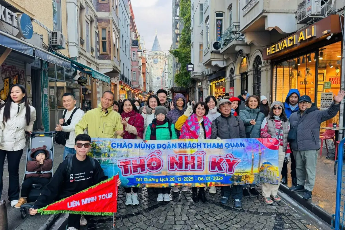 Đoàn khách J Travel trên phố İstiklal, Istanbul