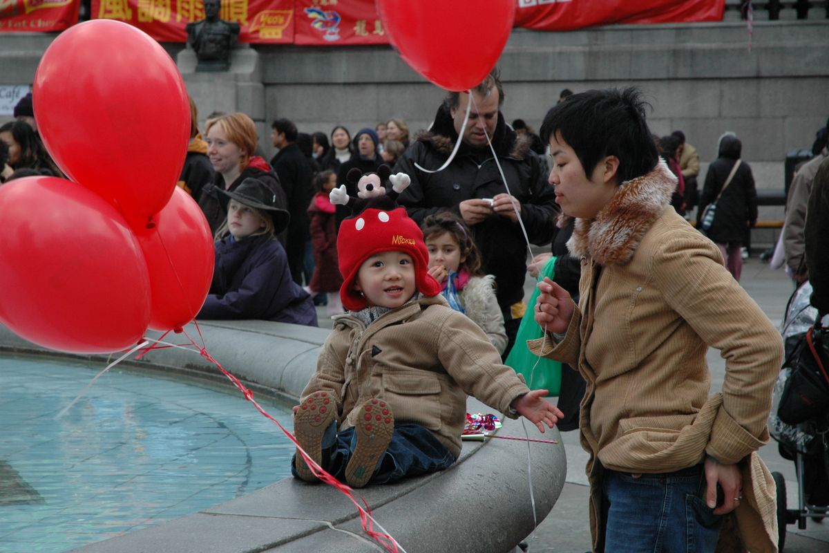 Không khí lễ hội Tết Nguyên Đán tại Quảng trường Trafalgar, London