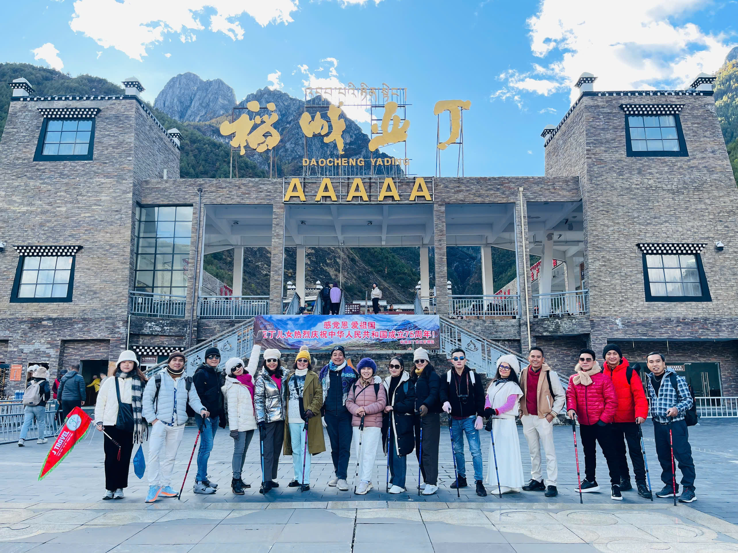 Khách trải nghiệm tour Đạo Thành - Á Đinh