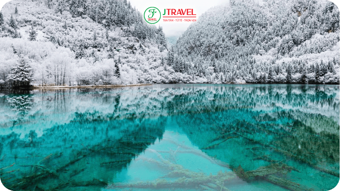 Mùa đông Cửu Trại Câu yên tĩnh, hồ trong sâu hơn đôi khi xuất hiện băng tuyết