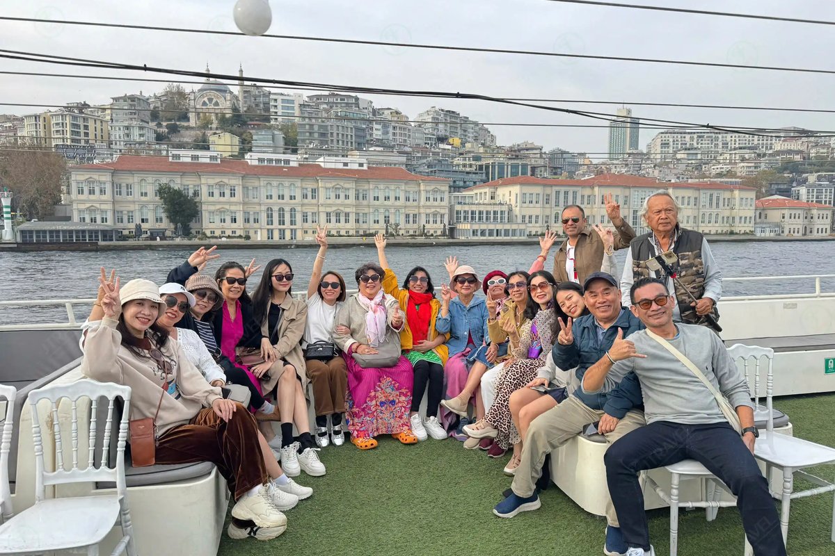 Đoàn khách J Travel trên du thuyền eo biển Bosphorus