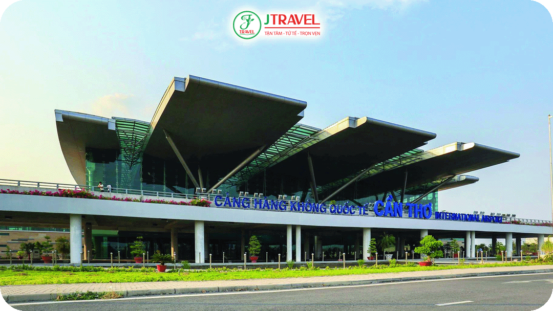 Du khách có thể bay đến Cần Thơ và đi xe về An Giang