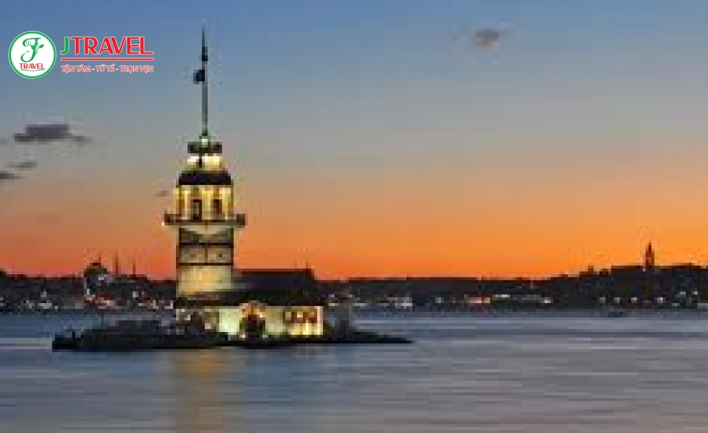 Tháp Maiden giữa eo biển Bosphorus trong ánh hoàng hôn