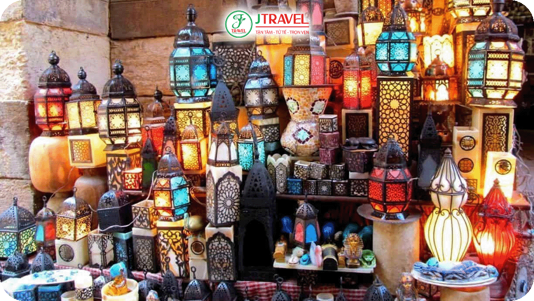 Đèn lồng kim loại chạm khắc hoa văn tinh xảo