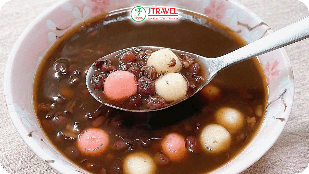 Khi tuyết rơi, người Trung Quốc thường thưởng thức súp đậu đỏ nóng (Hong Dou Tang)