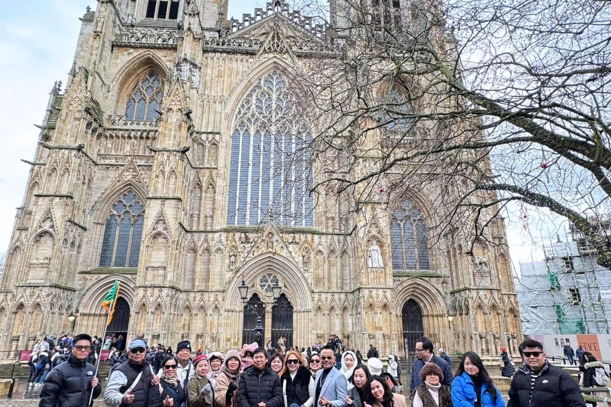 Đoàn khách J Travel trước nhà thờ York Minster