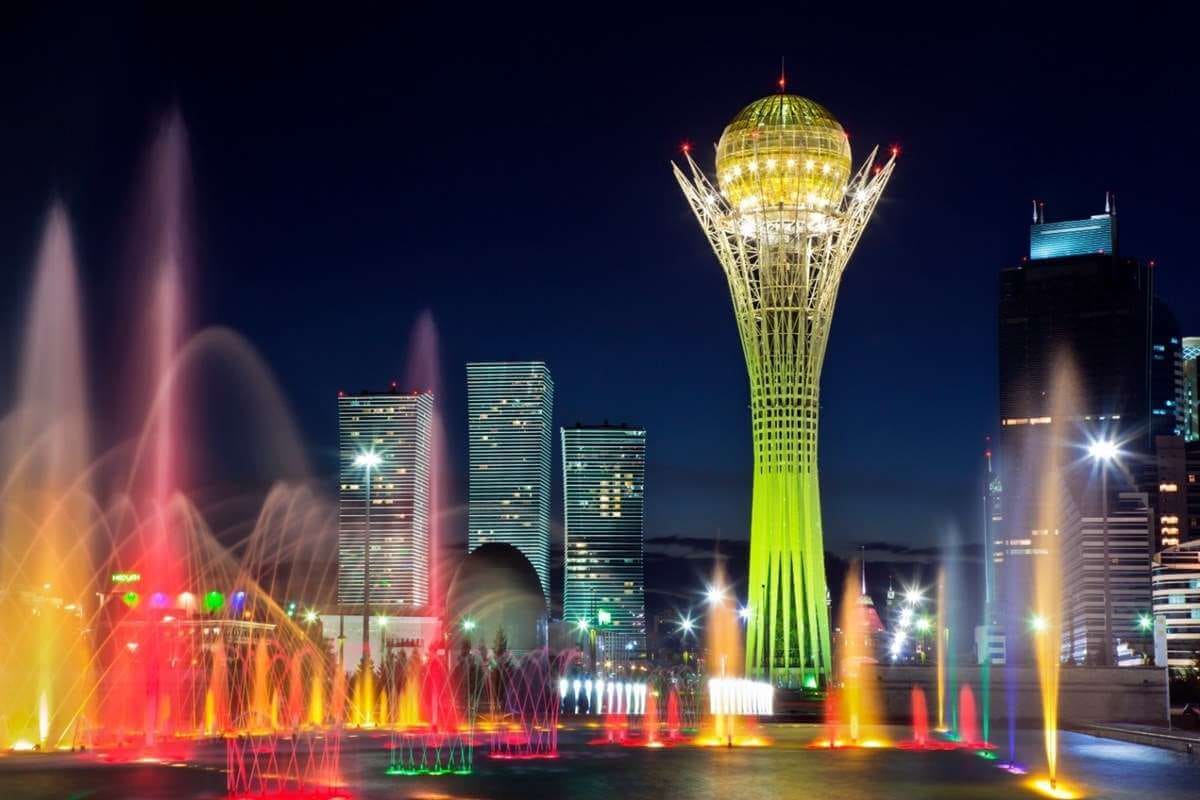 Tháp Bayterek về đêm tại thành phố Astana