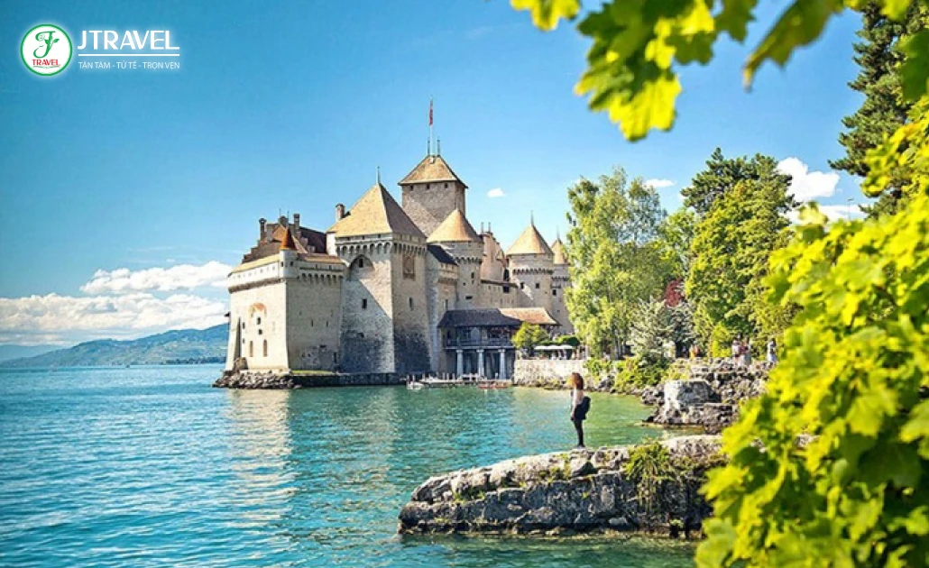 Cảnh Châu Âu mùa xuân với trời xanh