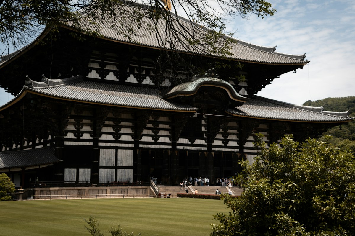 Điện Daibutsuden của chùa Todaiji ở Nara cùng du khách