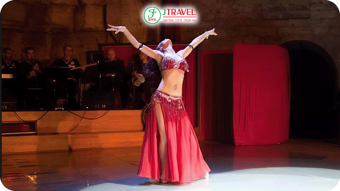 Múa bụng ở Thổ Nhĩ Kỳ mạnh mẽ và sôi động với nhiều động tác xoay, lắc hông nhanh