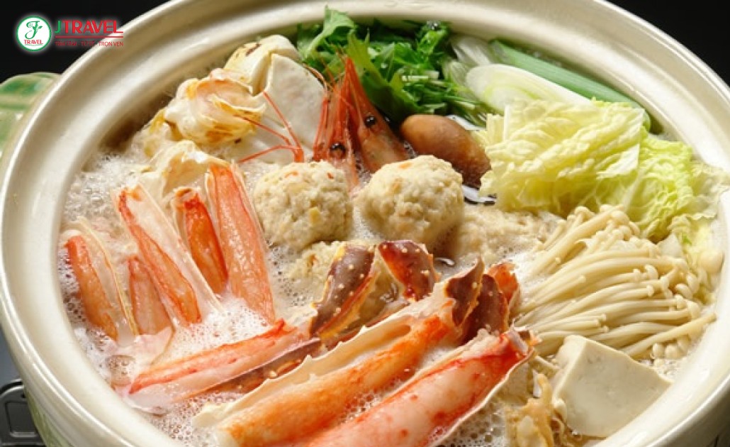 Lẩu nabe nóng hổi với rau, thịt và hải sản