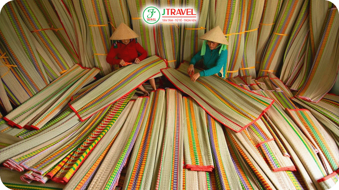 Chiếu Cà Mau là một sản phẩm thủ công quen thuộc của người dân miền Tây
