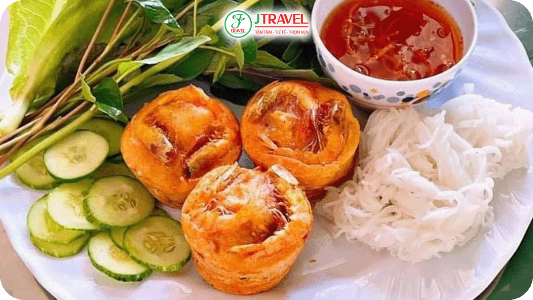 Bánh cống có lớp vỏ giòn rụm và bên trên có tôm đỏ au nổi bật