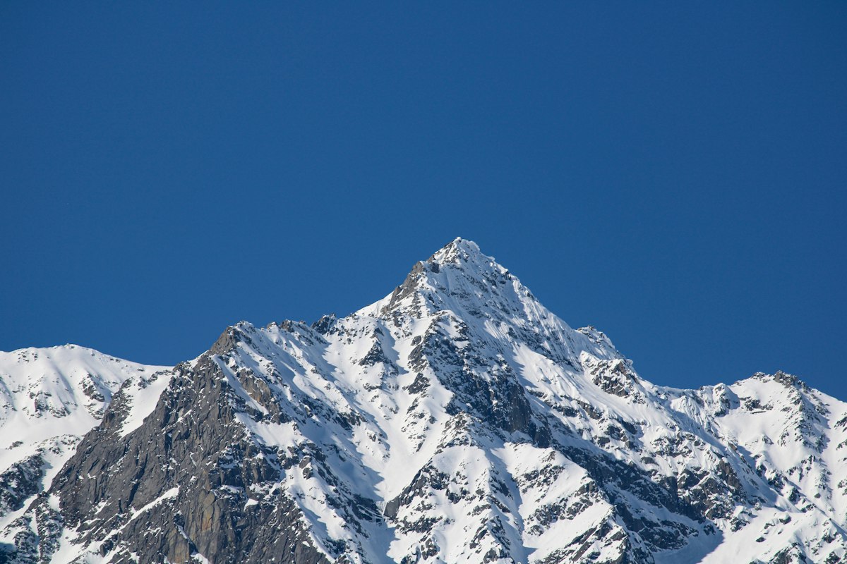 Đỉnh núi phủ tuyết đầu mùa ở dãy Himalaya