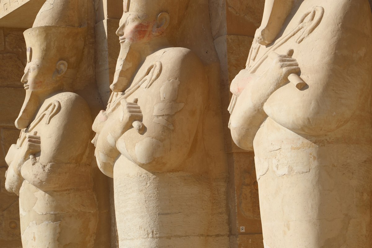 Hàng tượng Osiris tại đền Hatshepsut