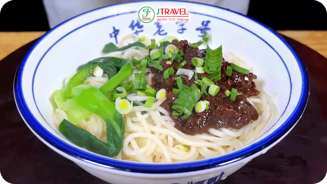 Mì tương đen Bắc Kinh - món ăn bình dân nhưng đậm đà và no lâu