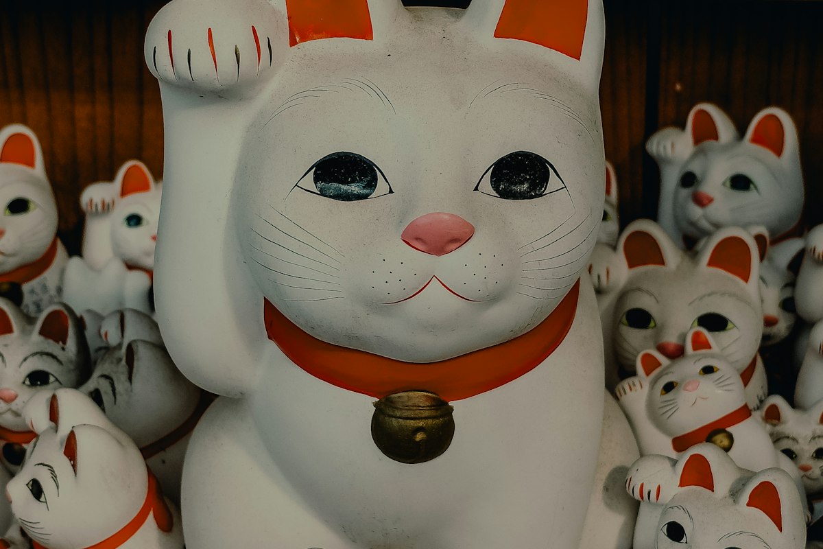 Tượng mèo may mắn maneki-neko