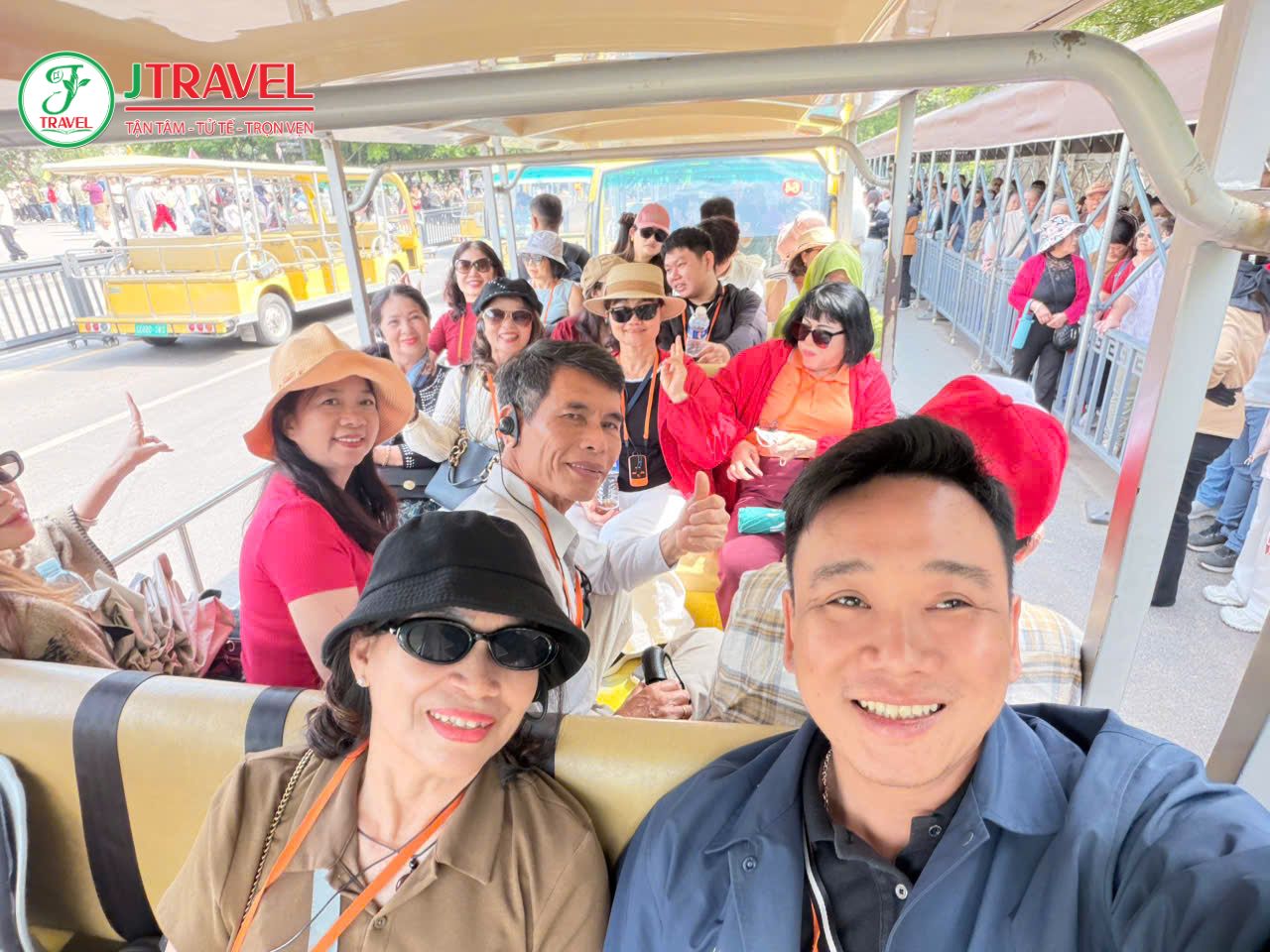 Trong chương trình J Travel, Hang đá Long Môn được ghi rõ gồm xe điện và tai nghe thuyết minh