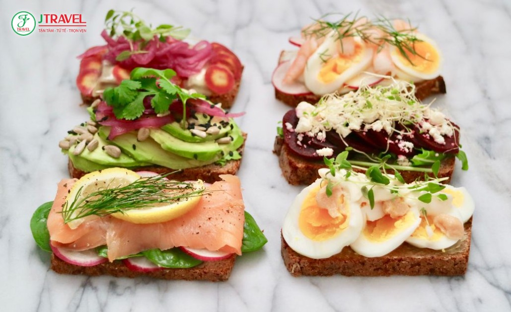 Bánh mì đen truyền thống Đan Mạch với cá trích và rau củ