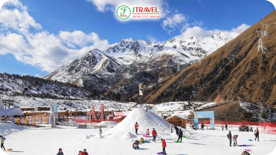 Khung cảnh băng tuyết và rừng thông tuyệt đẹp ở Gia Cô Sơn mùa đông