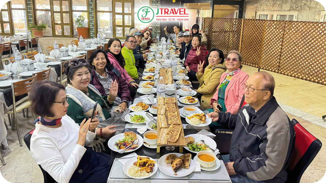 J Travel chuẩn bị bữa ăn hợp khẩu vị người Việt