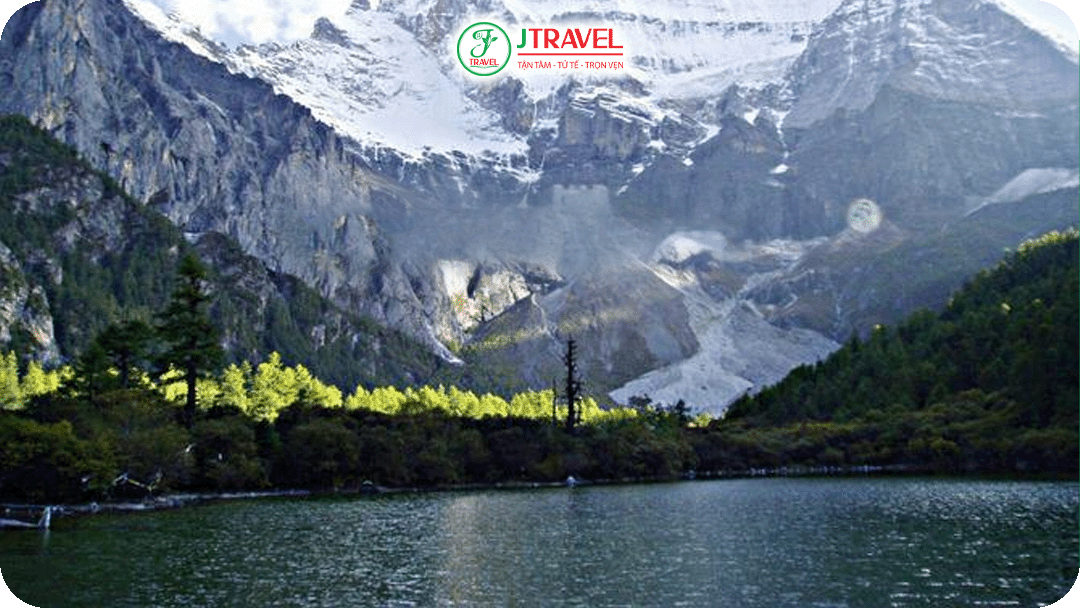 Hồ Trân Châu lúc này mang màu xanh ngọc sâu thẳm, mặt hồ phẳng lặng soi bóng rừng xanh