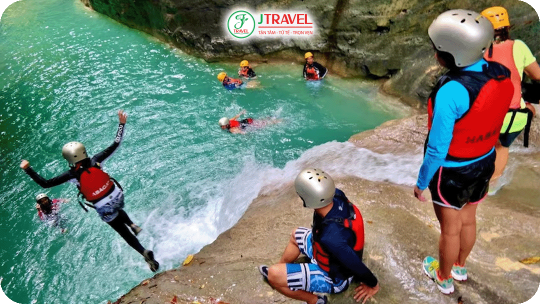bạn có thể tham gia canyoning – Nhảy thác và đi xuyên qua các tầng nước
