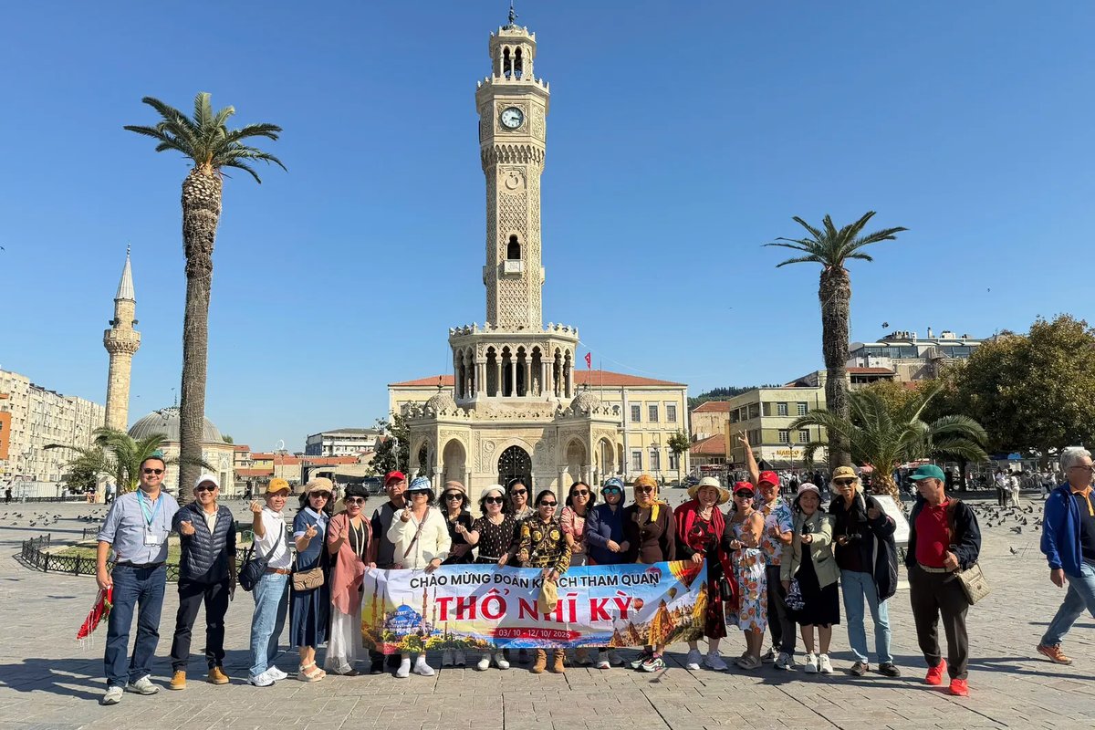 Đoàn khách J Travel ở quảng trường Konak, Izmir