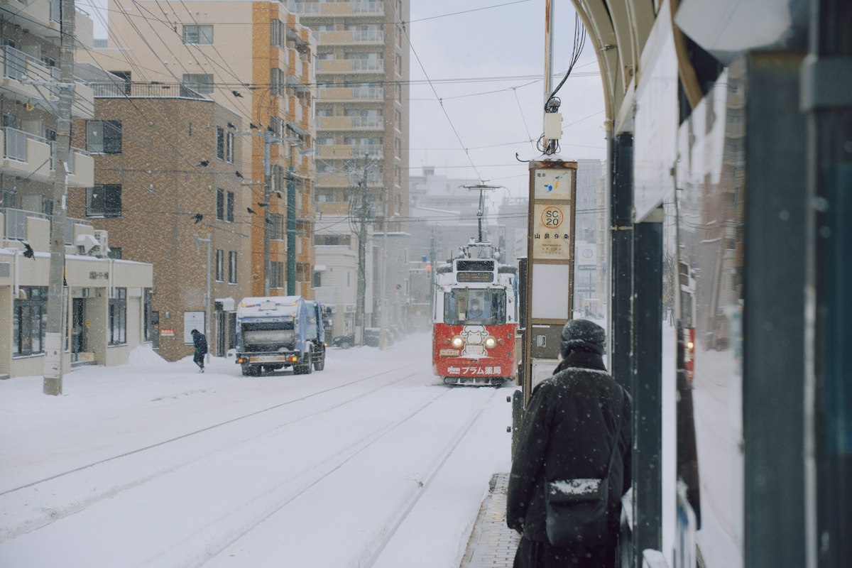 Tàu điện chạy giữa phố phủ tuyết ở Sapporo