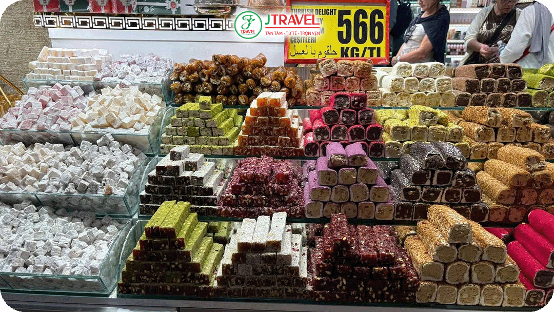 Ngoài gia vị, chợ còn nổi tiếng với trà, kẹo lokum và bánh ngọt Baklava