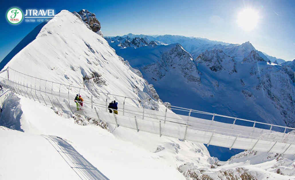 Engelberg mùa xuân với núi Titlis phủ tuyết