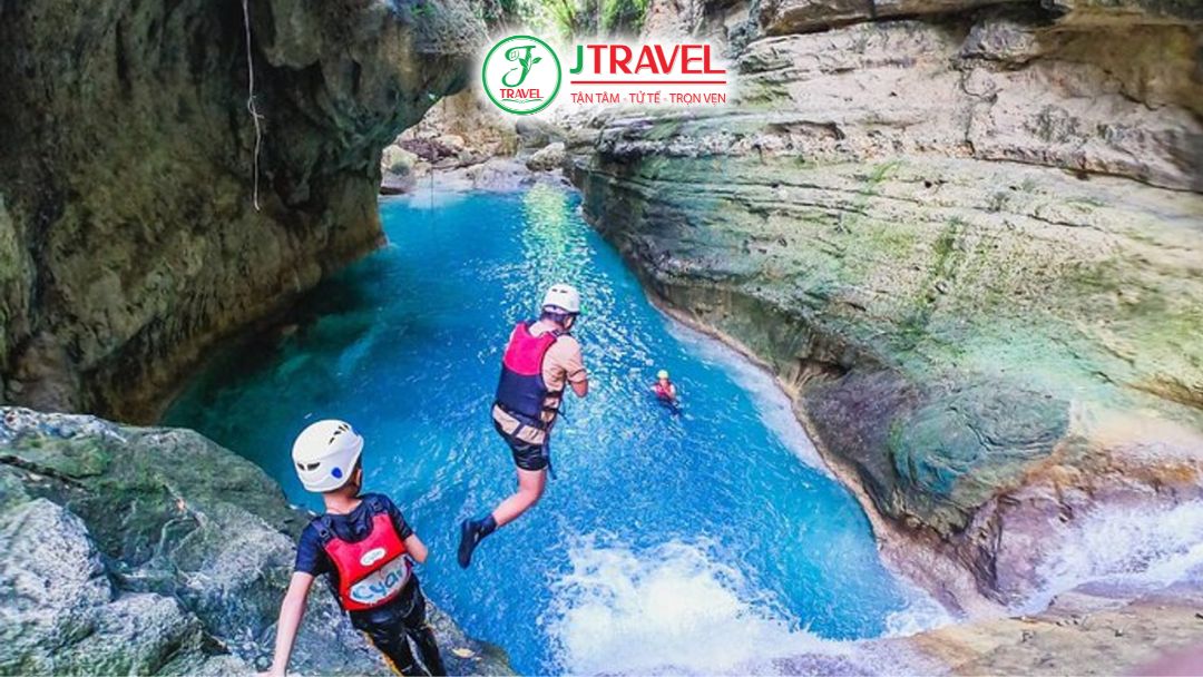 Canyoning Kawasan Falls Cebu nhảy vách đá mạo hiểm