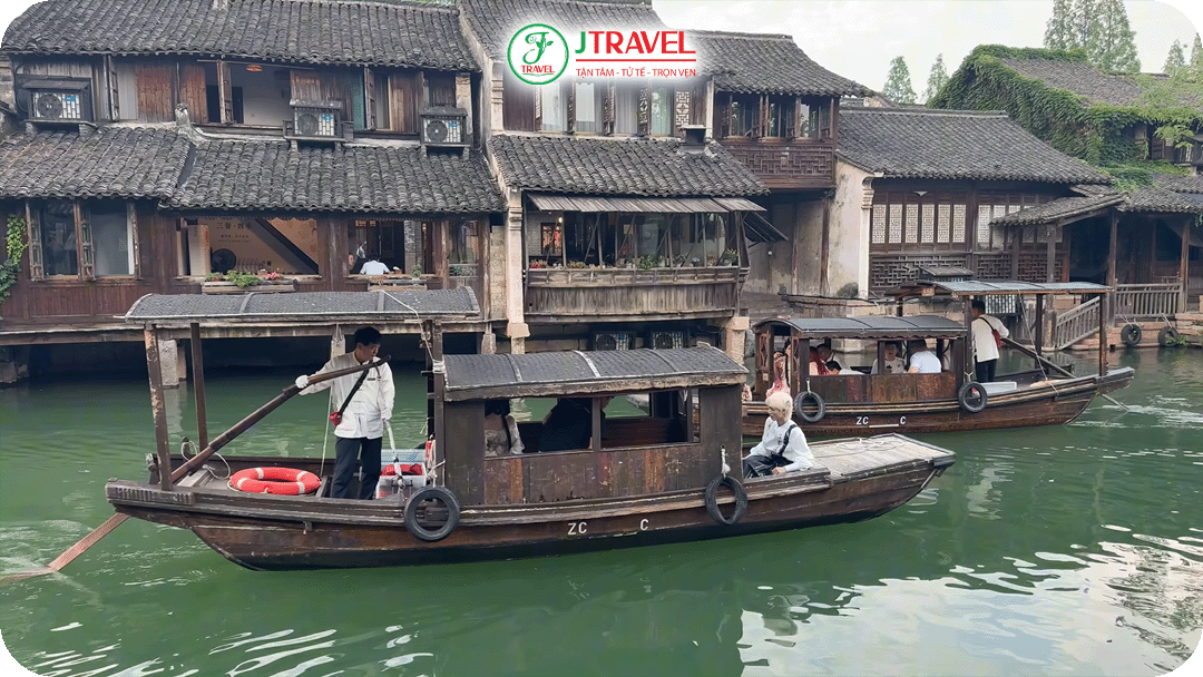 Trải nghiệm đặc trưng nhất khi ghé Ô Trấn Tây Sách là ngồi thuyền gỗ