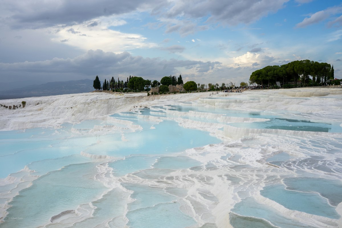 Ruộng bậc thang đá vôi trắng và hồ nước xanh ở Pamukkale