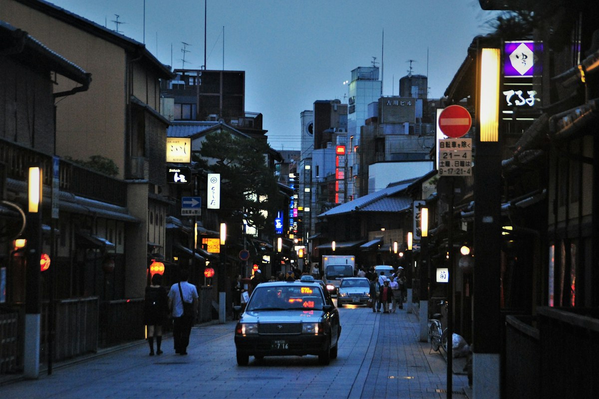 Người dân và du khách dạo bước trên phố Gion về đêm