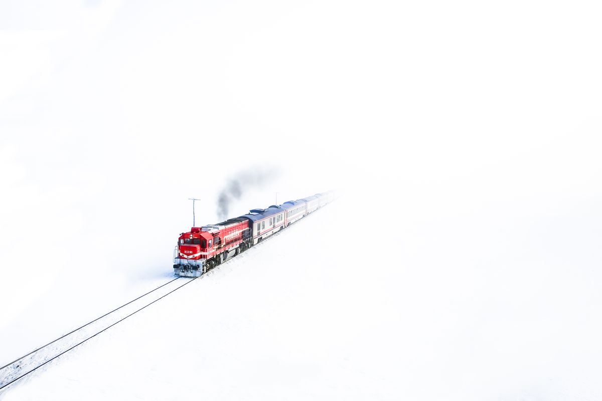 Tàu Doğu Ekspresi (Eastern Express) băng qua cánh đồng tuyết miền Đông Thổ Nhĩ Kỳ
