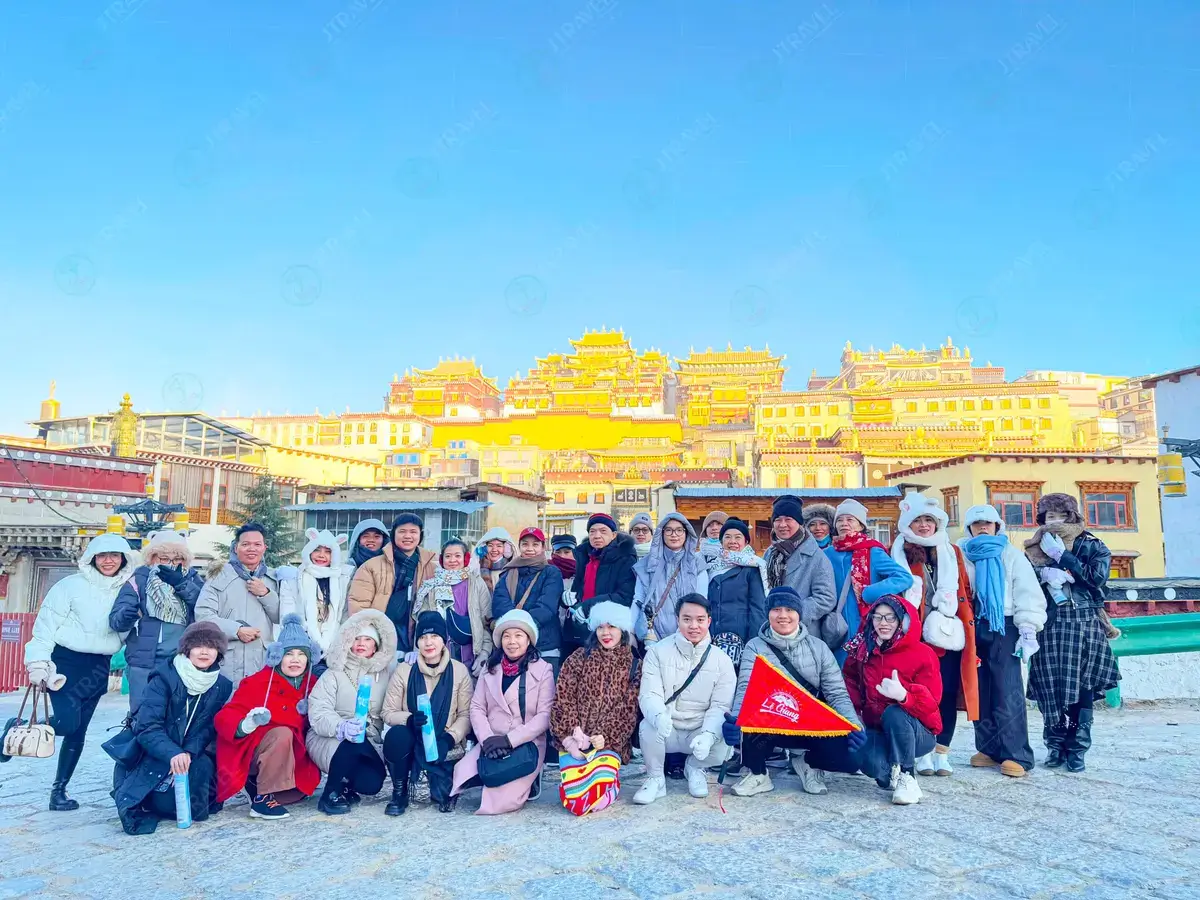 Đoàn du khách JTRAVEL tại Tu viện Songzanlin (Shangrila)