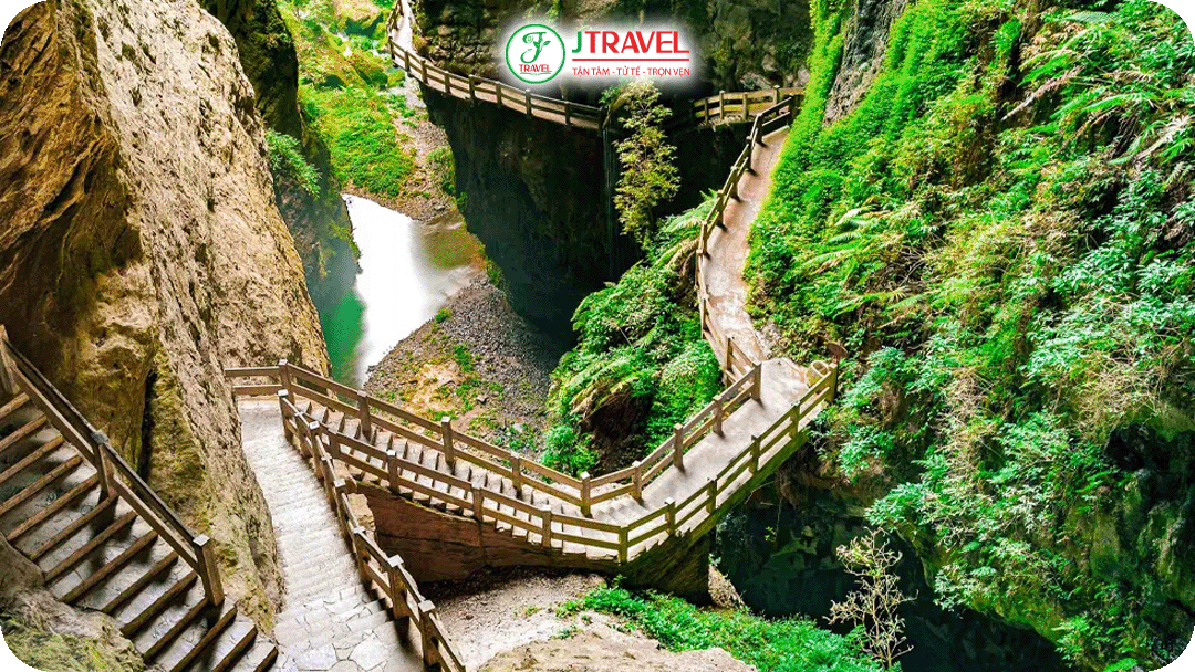 cụm ba cây cầu đá vôi khổng lồ gồm Thiên Long Kiều, Thanh Long Kiều và Hắc Long Kiều