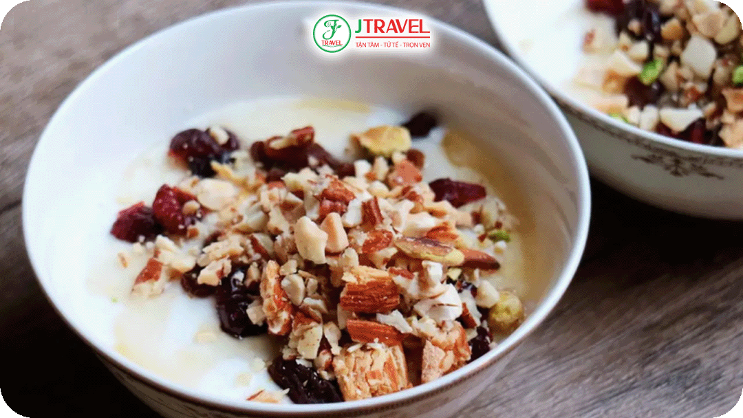 Sữa chua Uyghur có kết cấu đặc sánh, vị chua thanh nhẹ, không quá gắt