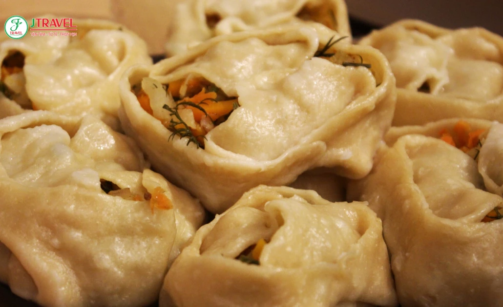 Món manti truyền thống với bánh bao nhồi thịt và nước sốt đặc trưng 