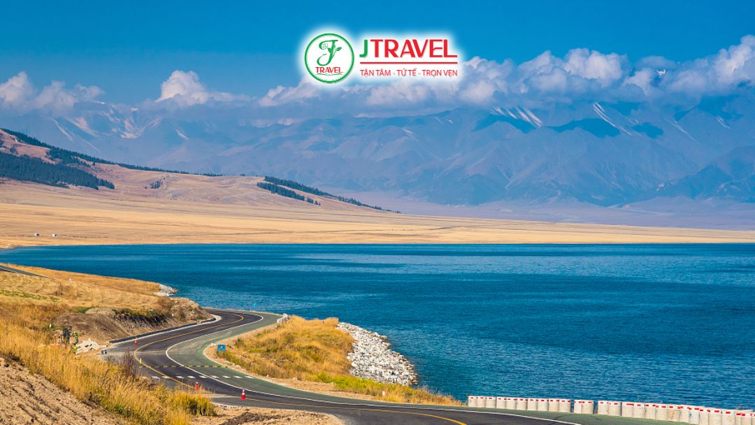 Hồ Sayram nằm giữa dãy Thiên Sơn gần biên giới Kazakhstan
