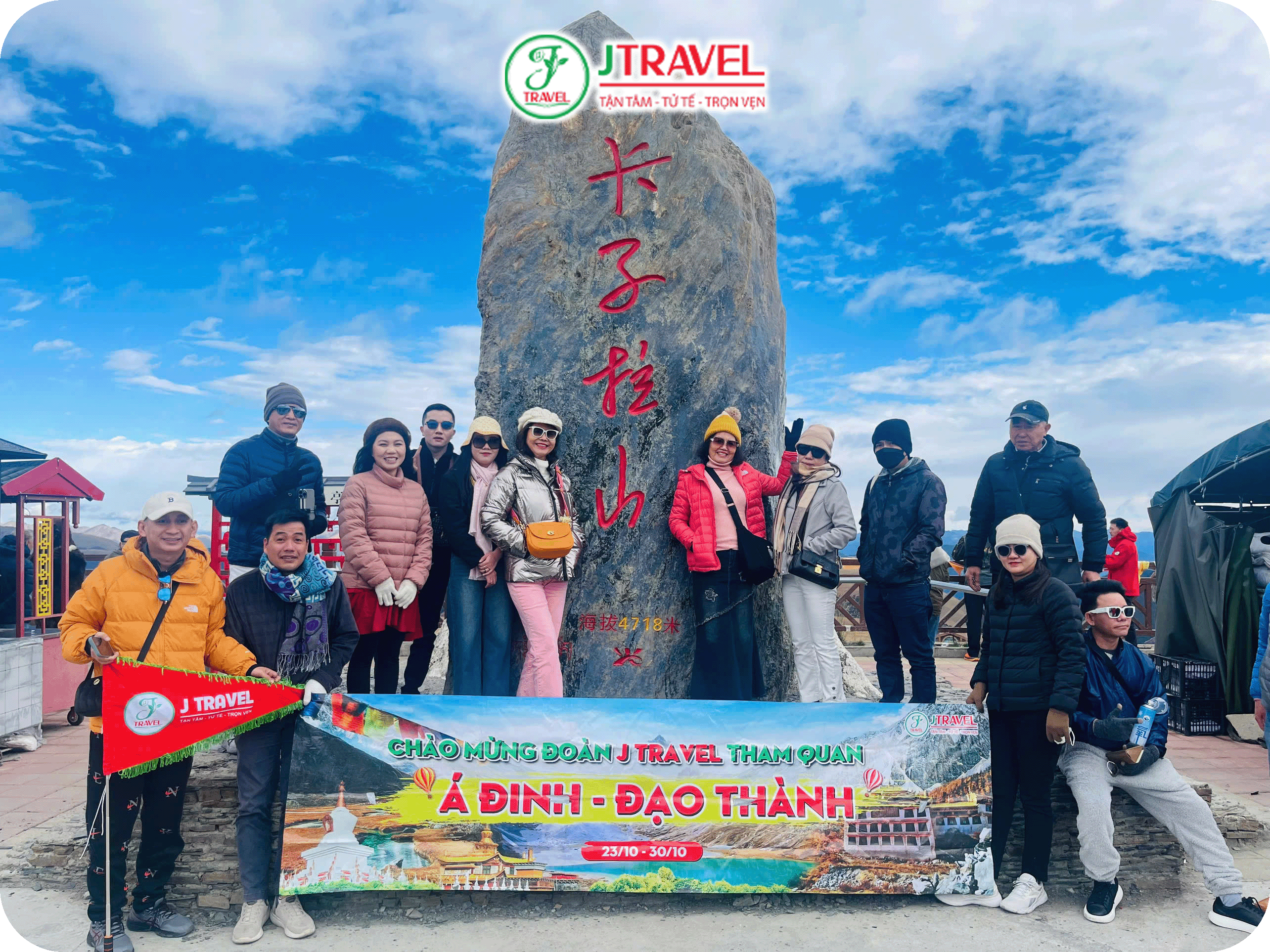Du khách J Travel ngắm nhìn toàn cảnh trên đỉnh núi Xiannairi