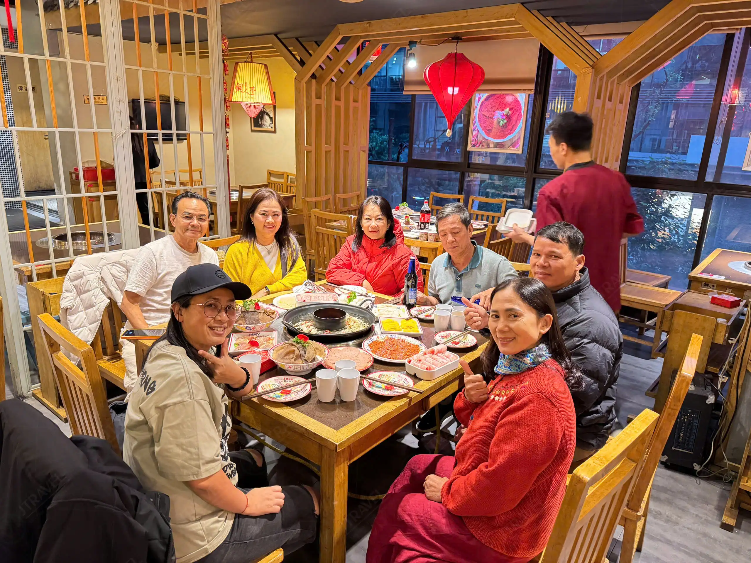 Đoàn khách J Travel thưởng thức bữa tối cao cấp trong tour Thượng Hải - Bắc Kinh