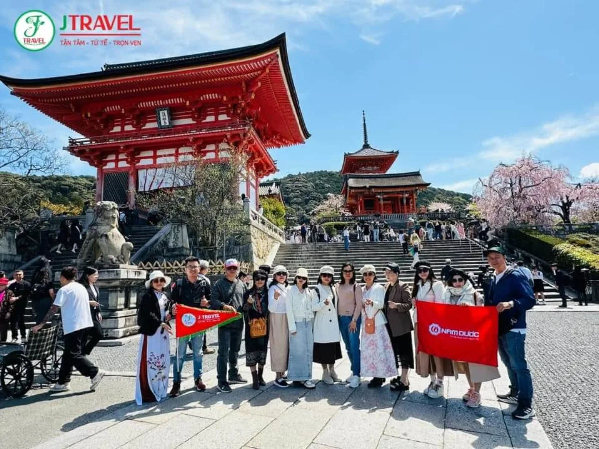 Đoàn khách tour Nhật Bản J Travel tại chùa Thanh Thủy Kyoto