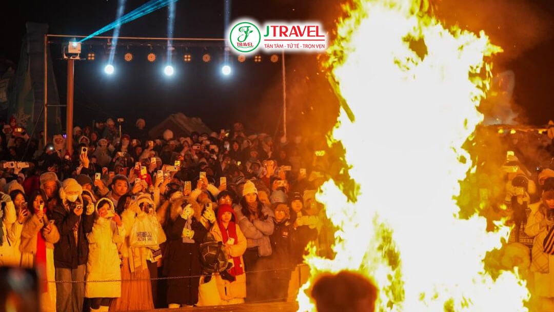 Hoạt động lửa trại trong làng Hemu