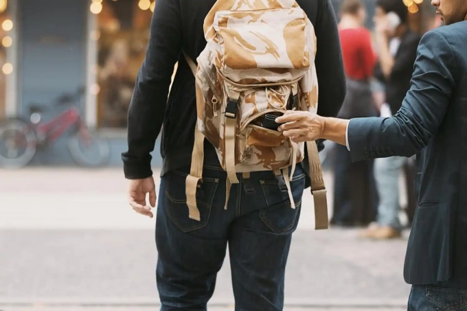 Không mang balo sau lưng để tránh bị móc túi (ảnh: sưu tầm internet)